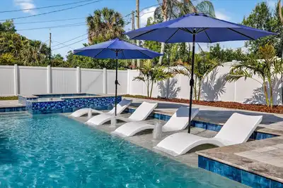 Image de Newly Renovated Spacious 5-bedroom house with Heated Pool and Hot Tub in Largo