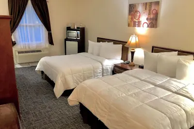Image de Cozy Double Room – Historic Main Street Inn Stay
