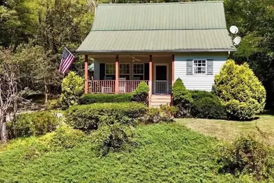 Image de Middle of Everywhere by Beyond Expectations- Hot Tub, Pond & Smoky Retreat