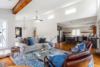 Image de New: Sunny Modern Home in Narrowsburg