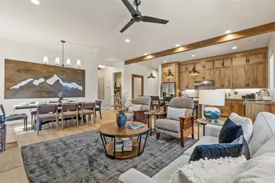 Image de New! | Single-Level | Hot Tub | Views | Int Design