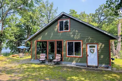 Image de Tranquil Lakefront Hygge Bee Cabin
