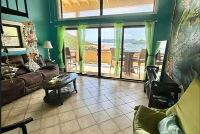 Image de 2br/1ba Loft with Harbor Views in Red Hook