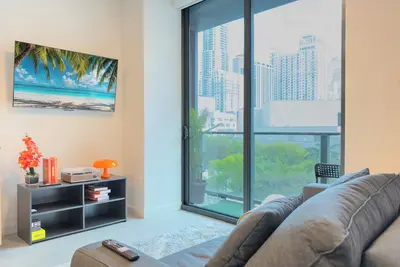 Image de F603 - Orange Century Modern 1br + Den w/ Balcony, Pool & Gym in Downtown Miami