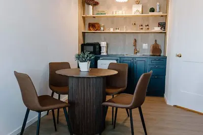 Image de Budget 1br Loft in La Crete | Kitchenette