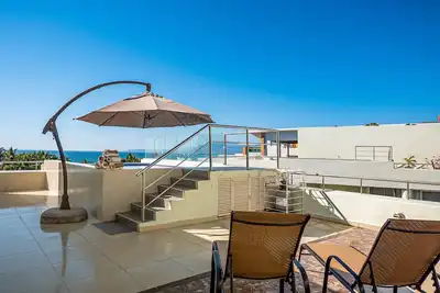 Image de Luxurious Penthouse with a scenic terrace pool & modern kitchen