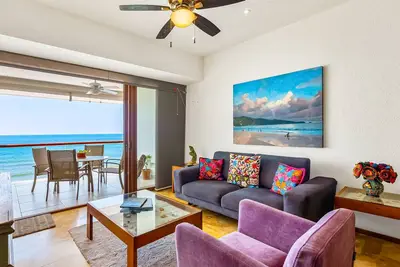 Image de Beachfront 4th-floor condo with views, outdoor pool, balcony, W/D & central Ac