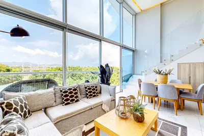 Image de Luxe condo with infinity pool, fitness center, sweeping vistas, and central Ac