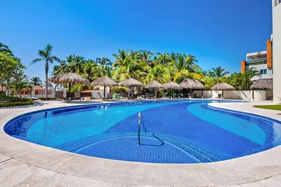 Image de Stylish condo with covered balcony, pool & pool tables