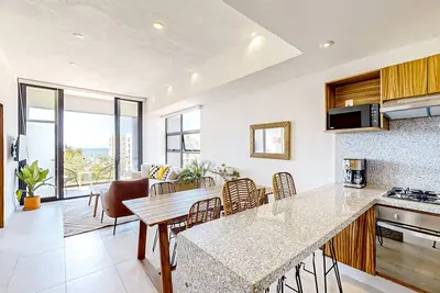 Image de Ocean-view condo with infinity pool, rooftop lounge, & private balcony