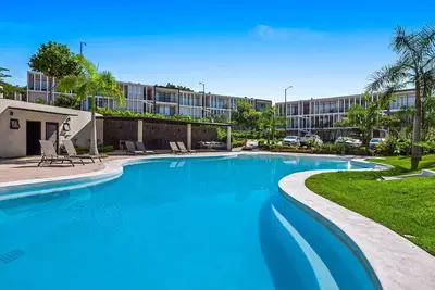 Image de Serene gated retreat with pool & lush gardens – Your perfect couple getaway