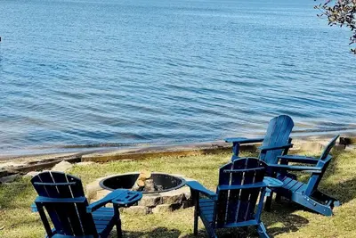 Image de Lakefront Private Beach, Fire pit, Mile long lake views, Mega Screened in Porch