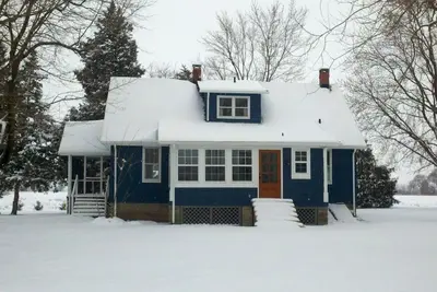 Image de Come stay at Lyford Landing Farm. Relax while being embraced by farm fields.
