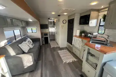 Image de Brimstone Trail Access • Stylish Camper • Sleeps 4 • Firepit