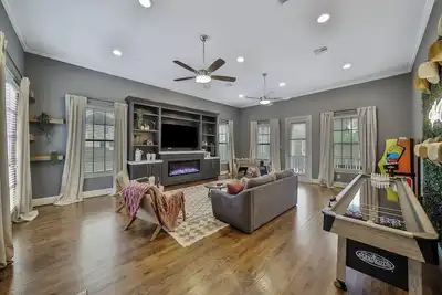 Image de Heated Private Pool, Game Room, 3100 sqft Heights House, 3 suites, 25 Min to Nrg