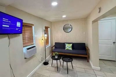 Image de 2br • Front Patio • 10 Min to Downtown