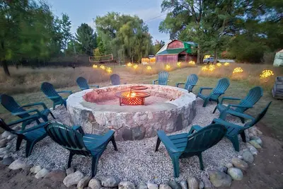 Image de 5 Acre Escape Game Room Fire pit Near Shanty
