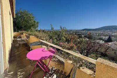 Image de Villa 150 m² · vue panoramique îles d'Or · 4 chambres · terrasse plancha gaz