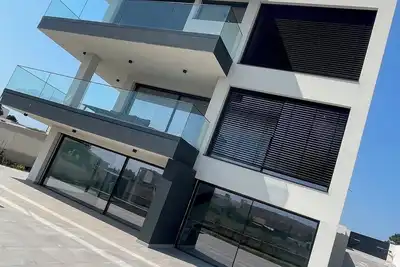 Image de Splendide Vila contemporaine avec beau jardin et piscine privative.