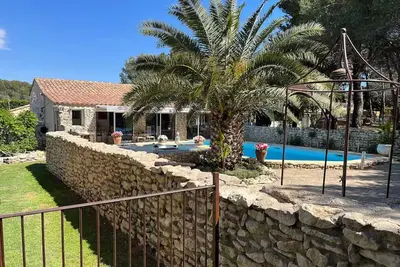 Image de Les Quatre Saisons, une magnifique maison de vacances avec piscine privée et jacuzzi pour 6 personnes à Chateaurenard en Provence