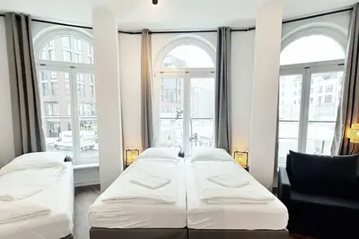 Image de Stylish Apartment near Binnenalster for up to 8 Guests