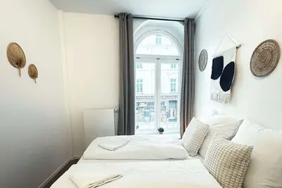 Image de Modern 3-Bedroom near Alster Hamburg for up to 10