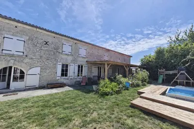 Image de Le Clos des Vignes, pour un séjour familial ou entre amis en Charente avec piscine et des espaces de jeux privés