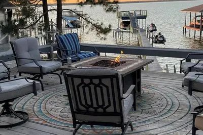 Image de Spacious 5-bedroom, 4-bath lakefront home with modern comforts, scenic views, and plenty of room for family and friends—perfect for a relaxing getaway or fun-filled retreat.