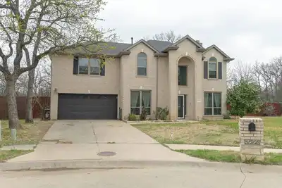Image de Welcome to your Denton getaway! This spacious 3-bedroom, 3-bath home with 4 beds features a bright living area, fully equipped kitchen, and peaceful outdoor space. Located near shops, parks, and Denton’s vibrant culture—perfect for families, groups.
