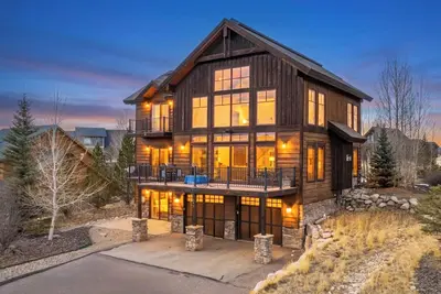 Image de Ultra luxurious 4 bedroom home, views, 2 living spaces and more!