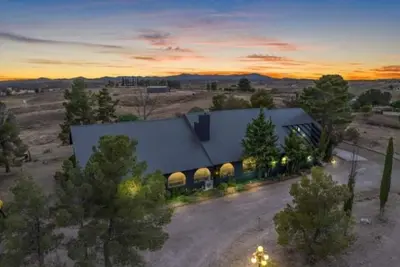 Image de Bewitching Mansion in the heart of wine country with indoor heated pool.