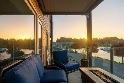 Stunning Harbour View, 2brm, 2 Bath, spacious!