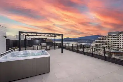 Image de Modern 2-bedroom condo with king beds in Kelowna across from Gyro Beach. Features a stunning 1, 700 sq ft rooftop deck with lake views plus pool, hot tub, gym, and sauna.