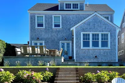 Image de Designer's dream home w/ backyard & patio ~ Area pickle ball, pool & tennis!