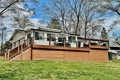 Image de Checkmate! Your Winning Lake Escape! Near Vir, Caesar's Casino, Unsalted Farm