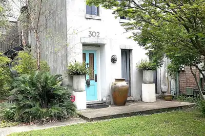 Image de Beauty! 2br 2Bath Historic Downtown Mobile Detonti Square district.