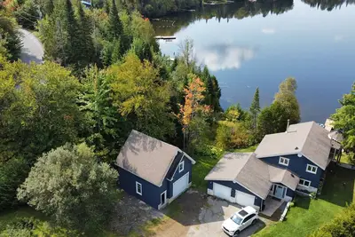 Image de Chalet familial. Bord du lac, superbe petite plage privée et vue spectaculaire