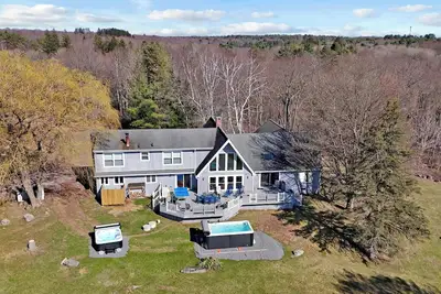 Image de 2 Acres, Hot Tub, Swim Spa, Pool Table, Game Room, Fitness Room