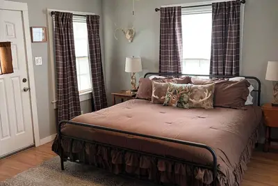 Image de A beautifully renovated 1950s cottage located in the heart of Brady, Texas.