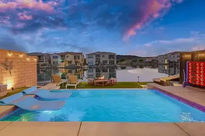 Image de Lakefront All Inclusive Pool/Spa 5br. 7Beds. 3. 5Bath