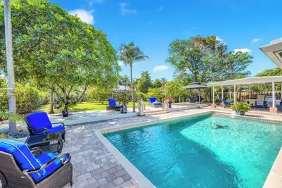 Image de Spacious Tropical Pool Home Miami. 4/3. Sleeps 13. Large Garden/ Backyard.