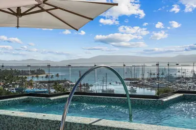 Image de Alik: Penthouse  Loft with Marina Views, 1br