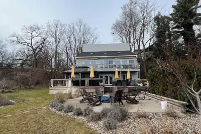 Image de Spacious 6 bedroom, 3 bathroom home on the water downtown Douglas.