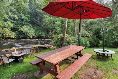 Image de Paws & Romance Riverside Dog Friendly Island Park, Private back yard river