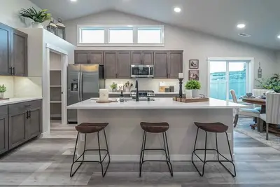 Image de King Bed, Large Yard & 2 Car Garage 4/2