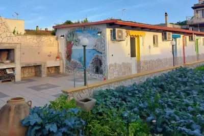 Image de Separate entrance, within a wonderful garden surrounded by greenery.