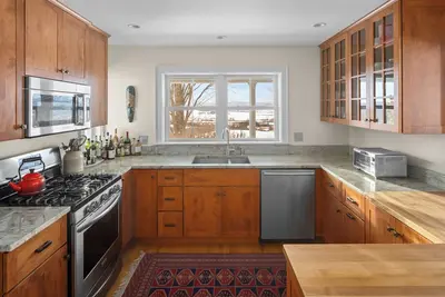 Image de Gorgeous farmhouse 10 mins from Middlebury! Ft outdoor shower, wraparound porch