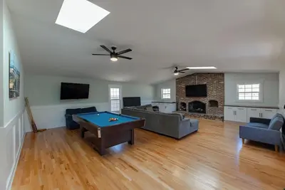Image de Spacious Home | Hot Tub | Centrally Located