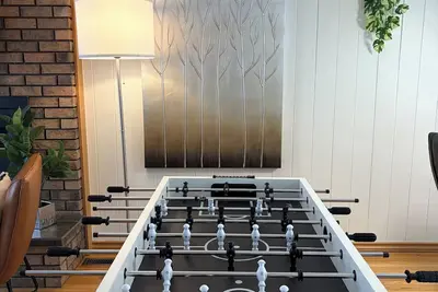 Image de A/C Main Floor*King bed*Sleep6*Walk UofC*13 min Dt