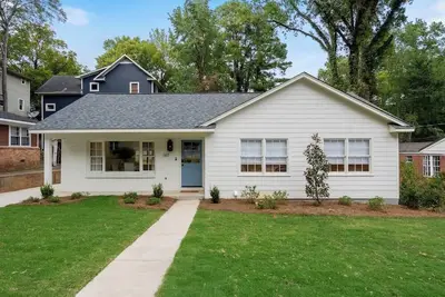 Image de Gorgeous New Updated Home-Walk 2 Square!